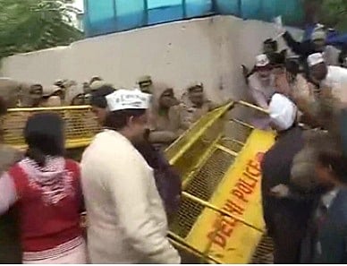 ஆம் ஆத்மி கட்சியினர் மீது போலீஸார் தடியடி: தில்லியில் பதற்றம்